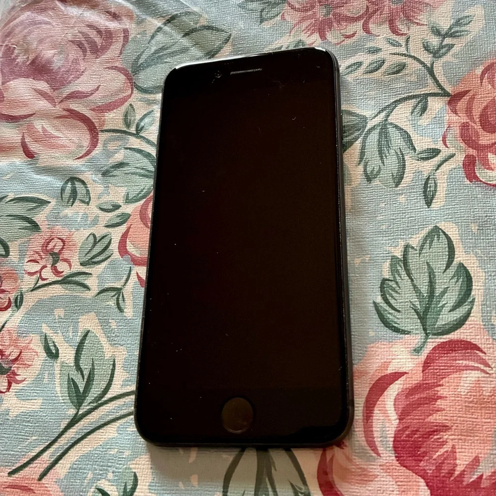 Apple 8 iPhone64GB with Black Finish